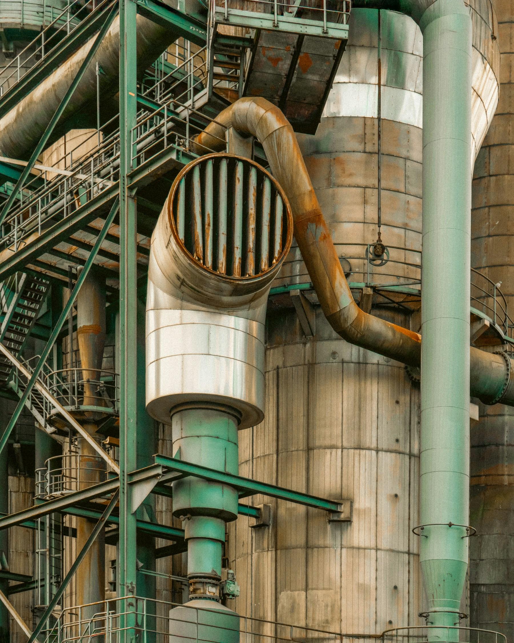 Large insulated process vessels and pipework inside a plant
